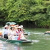 La presidenta del Senado australiano, Sue Lines (con una bufanda) y la vicepresidenta de la Asamblea Nacional, Nguyen Thi Thanh, visitan el sitio de ecoturismo de Trang An en la provincia de Ninh Binh (Foto: VNA)