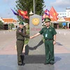 El coronel Nguyen Thanh Hai, jefe adjunto de Política y la Guardia Fronteriza de Vietnam y el teniente general Tien Sophonrnvong, jefe adjunto de Estado Mayor, director del Departamento de Guardia Fronteriza de Camboya en el hito 171 de la puerta fronteriza internacional de Moc Bai- Bavet. (Foto: VNA)