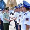 El general de división Liu Houjie (segundo desde la izquierda, primer plano), comisario político adjunto de la Guardia Costera de China, visita el barco 8004 del Escuadrón 11 del Comando de la Región 1 de la Guardia Costera de Vietnam. (Foto: VNA)