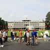 La gente visita el Palacio de la Independencia en Ciudad Ho Chi Minh con motivo del Día Nacional. (Foto: VNA)