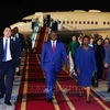 Ceremonia de bienvenida al presidente de la República de Guinea-Bissau, Umaro Sissoco Embaló, y su esposa, en el aeropuerto de Noi Bai. (Foto: VNA)