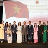 Los participantes posan para una foto de grupo en la ceremonia (Foto: VNA)