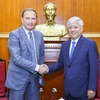 El presidente del Comité Central del Frente de la Patria de Vietnam, Do Van Chien, recibió hoy aquí a una delegación de la Cámara Cívica de la Federación Rusa encabezada por su vicepresidente, Alexander Shkolnik. (Fuente: VNA)