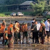 El primer ministro Pham Minh Chinh durante su inspección sobre el terreno de la operación de búsqueda y rescate en la aldea Lang Nu de la provincia de Lao Cai, que fue golpeada por un devastador deslizamiento de tierra que sepultó 37 viviendas y dejó 95 personas muertas o desaparecidas. (Foto: VNA)