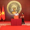 El embajador de Vietnam en China, Pham Sao Mai, en una campaña de donaciones para recaudar fondos para las personas afectadas por el tifón Yagi en su país. (Foto: VNA)