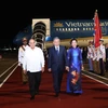 El miembro del Buró Político y miembro permanente del Secretariado del Partido Comunista de Cuba, Roberto Morales Ojeda, recibe al secretario general del Partido Comunista de Vietnam y presidente del país, To Lam, y su esposa en el Aeropuerto Internacional José Martí de La Habana. (Foto: VNA)