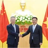 El ministro de Industria y Comercio, Nguyen Hong Dien (derecha), en una reunión con el secretario del Comité del Partido de la provincia de Hainan, Shen Xiaomin, en febrero de 2023. (Foto: VNA)