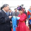 La ceremonia de bienvenida al secretario general del Partido Comunista de Vietnam y presidente del país, To Lam, en el aeropuerto internacional de Chinggis Khaan (Fuente:VNA)