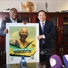 El titular del partido ANC y presidente sudafricano Cyril Ramaphosa (izquierda), entregó un recuerdo a Phan Dinh Trac en la sede del Partido. (Fuente: VNA)