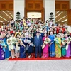 El primer ministro Pham Minh Chinh y delegadas de la conferencia de la Red Internacional de Mujeres Ingenieras y Científicas en Asia-Pacífico, así como líderes de la Asociación de Mujeres Intelectuales de Vietnam, posan para una foto grupal. (Foto: VNA)