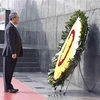 El primer ministro chino Li Qiang rinde homenaje al Presidente Ho Chi Minh en el mausoleo que lleva el nombre del prócer de la independencia de Vietnam en Hanoi. (Foto: VNA)