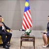 El presidente de la Cámara de Representantes de Malasia, Tan Sri Dato' Johari Bin Abdul (i), concede una entrevista exclusiva a la Agencia Vietnamita de Noticias (VNA). (Foto: VNA)