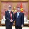 El vicepresidente de la Asamblea Nacional, Nguyen Duc Hai (derecha), y el embajador de Canadá en Vietnam, Perry Shawn Steil (foto: VNA)