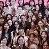 El primer ministro Pham Minh Chinh (centro) se reúne con estudiantes vietnamitas y representantes de la comunidad vietnamita en la ciudad de Chongqing (Foto: VNA)