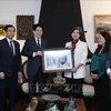 El presidente Luong Cuong (tercero, a la izquierda) entregó una foto a la senadora Isabel Allende, hija del fallecido presidente chileno (Foto: VNA)