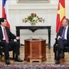 El presidente de Vietnam, Luong Cuong, (I) se reúne con el presidente del Senado de Chile, José García Ruminot. (Fuente: VNA)