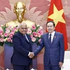 El presidente de la Asamblea Nacional de Vietnam, Tran Thanh Man, (D) recibe al embajador cubano, Orlando Nicolás Hernández Guillén. (Fuente: VNA)