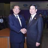 El presidente vietnamita, Luong Cuong (derecha), y el primer ministro japonés, Ishiba Shigeru, en Lima, Perú. (Foto: VNA)