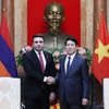 El presidente de Vietnam, Luong Cuong, (derecha) y el titular de la Asamblea Nacional de Armenia, Alen Simonyan. (Fuente: VNA)