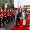 La presidenta de la Asamblea Nacional de Camboya, Samdech Khuon Sudary (derecha), preside una solemne ceremonia de bienvenida para el presidente de la Asamblea Nacional, Tran Thanh Man. (Foto: VNA)