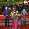 El presidente de la Asamblea Nacional de Vietnam, Tran Thanh Man (izq.), y la presidenta de la Asamblea Nacional de Camboya, Samdech Khuon Sudary, cortan la cinta para inaugurar el edificio administrativo de la Asamblea Nacional de Camboya. (Foto: VNA)