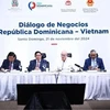 El primer ministro Pham Minh Chinh (tercero desde la izquierda) asiste al Diálogo de Negocios República Dominicana-Vietnam (Foto: VNA)