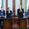 El primer ministro Pham Minh Chinh y el presidente de República Dominicana, Luis Abinader Corona, presenciaron la firma del Memorando de Entendimiento entre la Academia Diplomática de Vietnam y la Academia Diplomática de República Dominicana. (Foto: VNA)