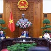 El primer ministro Pham Minh Chinh preside la rprimera reunión del Comité Directivo del Gobierno para revisar la implementación de la Resolución No.18-NQ/TW sobre la renovación y reestructuración del sistema político para que sea ágil, eficaz y eficiente. (Fuente: VNA)