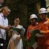 Los trabajadores de la empresa eléctrica Gia Dinh asesoran a los residentes del distrito de Binh Thanh, en Ciudad Ho Chi Minh, sobre el uso eficiente de la energía. (Foto: VNA)