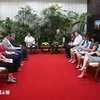 El presidente cubano, Miguel Díaz-Canel (a la derecha), recibe a representantes del empresariado vietnamita. (Foto: VNA)