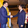 Pham Phu Binh, permanent member of the Vietnamese NA’s Committee for Foreign Affairs, welcomes President of the National Assembly of Armenia Alen Simonyan (L) at Noi Bai airport (Photo: VNA)