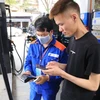 Les prix d’essence baissent plus de 1.400 dôngs le litre. Photo: VietnamPlus