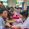 De jeunes médecins organisent des examens médicaux et fournissent des médicaments gratuits pour les habitants de la commune côtière de Nam Thai A, district d'An Bien, province de Kiên Giang. Photo: VNA