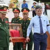 Quang Binh : Inhumation des restes de 16 soldats volontaires et experts vietnamiens tombés au Laos . Photo: VNA