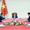 Entretien téléphonique entre les Premiers ministres du Vietnam et de Singapour