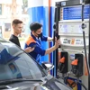 Baisse des prix des carburants à partir de jeudi après-midi. Photo: VietnamPlus