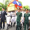Cérémonie pour rapatrier les restes de douze soldats volontaires et experts vietnamiens tombés au champ d’honneur. Photo: VNA