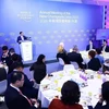 Le Premier ministre dialogue avec les grands groupes du WEF à Dalian. Photo: VNA