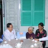 Le président de l'Assemblée nationale Trân Thanh Mân (3e à gauche) offre des cadeaux à la Mère héroïne Trân Thi Hai, domiciliée dans le quartier de Phu Thu, arrondissement de Cai Rang. Photo: VNA