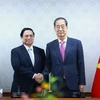 Les deux Premiers ministres vietnampien et sud-coréen, Pham Minh Chinh (gauche) et Han Duck Soo. Photo: VNA