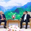 Le Premier ministre Pham Minh Chinh (droite) reçoit le ministre d'Etat aux Affaires étrangères de l'Etat du Qatar, Sultan bin Saad Al-Muraikhi