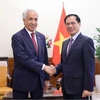 Le chef de la diplomatie vietnamienne (droite) et le ministre d'Etat aux Affaires étrangères de l'Etat du Qatar. Photo: VNA
