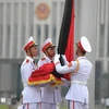 Le ruban de deuil est attaché au drapeau national. Photo : VNA