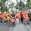 Plus de 5.000 personnes marchent pour les victimes de l’agent orange. Photo: VNA