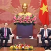 Le président de l'Assemblée nationale (AN), Trân Thanh Mân (droite), reçoit à Hanoi, l'ambassadeur de Russie au Vietnam Gennady Bezdetko.