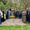 Le personnel de l'ambassade du Vietnam en France dépose une couronne de fleurs au pied du buste du Président Hô Chi Minh au parc Montreau à Montreuil. Photo: VNA