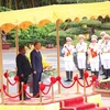 Cérémonie d’accueil officiel du président du Mozambique, Filipe Jacinto Nyusi, et son épouse. Photo: VNA