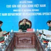 Le général de corps d’armée Phung Sy Tân, chef d'état-major général adjoint de l'Armée populaire vietnamienne, chef adjoint du Comité directeur du ministère de la Défense sur la participation aux opérations de maintien de la paix des Nations unies, inspecte les préparatifs pour les cérémonies de départ du personnel de l’Hôpital de campagne No6 de niveau 2 et de l'équipe du génie N°3. Photo: VNA