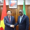 Phan Dinh Trac, membre du Bureau politique, secrétaire du Comité central du Parti, chef de la Commission centrale des affaires intérieures du Parti, chef adjoint permanent du Comité central de pilotage de la prévention et de la lutte contre la corruption et les pratiques malsaines (gauche) et le vice-Premier ministre tanzanien, Doto Mashaka Biteko. Photo: VNA