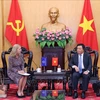 Nguyên Xuân Thang, membre du Bureau politique, président de l'Académie nationale de politique Hô Chi Minh (HCMA), également président du Conseil théorique central (droite), reçoit Mariam Sherman, directrice nationale de la Banque mondiale (BM) pour le Vietnam. Photo: VNA